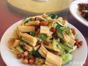 Tongfu Farmhouse Cuisine (Xiaoyunling National Forest Park Store)