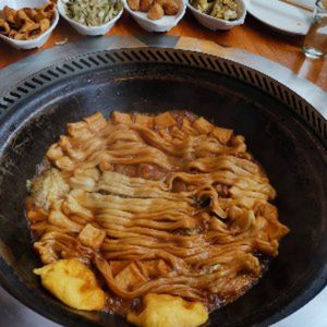 崔大鹏铁锅炖粘卷子.大鹅公鸡水库鱼
