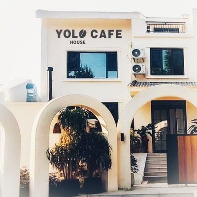 YOLO House CAFE