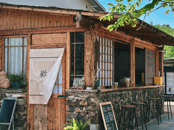 His & Hers Xiexie Jiao Nongchang Coffee