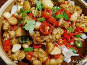 Yi Jia Xiang Xiang Cai Guan · Tu Lao Min Rou