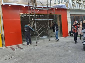 Uncle 70's Grilling Spot · Handmade Skewers with Specialty Charcoal Pot