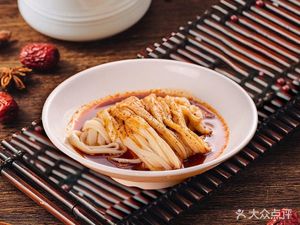 Niu Xiong Ni Di Rice Noodles with Fried Dough and Vegetables