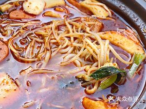 Xiao Shun Ge Crossing-the-Bridge Rice Noodles with Huangfen Chicken Rice