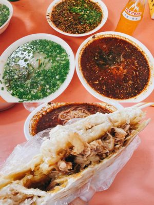 Sanqiao Old Street Rice Noodles with Pork Buns