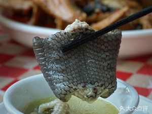 Boy Who Sells Frog (Dongfang Apartment Store)