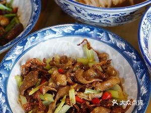 Eight Star Eight Diamond Night Food City (Noodles with Sauce)
