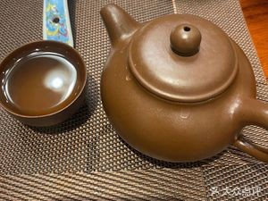 Guichunyuan Roast Chicken with Pork Trotters