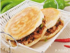 Yiyi Hand-Shaved Noodles