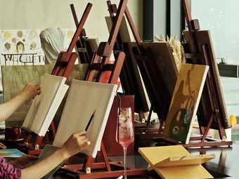 GALLERY ARTIST COFFEE