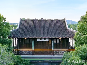 Flower Realm · Mountain Courtyard