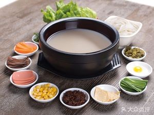 Zhang Yi Wan Yunnan Crossing Bridge Rice Noodles (Sijing Road Branch)