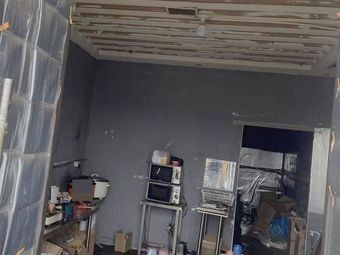 Jing Wei Old Duck Rice Noodle Soup · Pot stickers