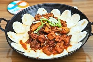 Village Chef's Small Stove (Mingbang Jinxiu Nianhua Jintingyuan Branch)