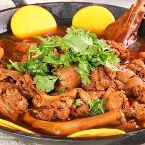 Qijun Iron Pot Stew Small Courtyard Big Pot