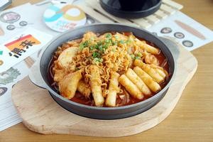 Kimchi Stir-Fried Rice Cakes