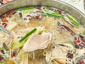 Authentic Fuyuan Sour Vegetable Crispy Pork Trotter Air-dried Salted Spare Ribs (Suan Village Branch)