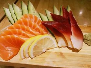 Chishima Donya Sushi · Sashimi · Donburi