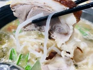 Fuyuan Sour Cabbage Crispy Pork Trotter Hot Pot (Chenggong Old Town Store)