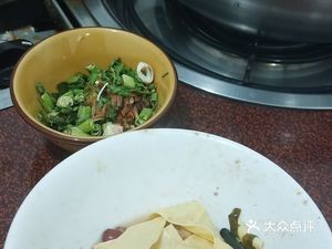 Authentic Zhenzhong Pickled Pork Trotter Hot Pot (Dounan Store)