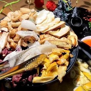 Jun Xiao Er Wuding Zhuang Chicken Wild Mushroom Hot Pot (Chenggong Store)