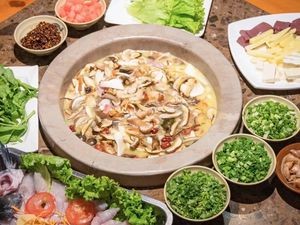Fuchun Lake Wild Mushroom Frog Stone Pot Fish Fire Chicken