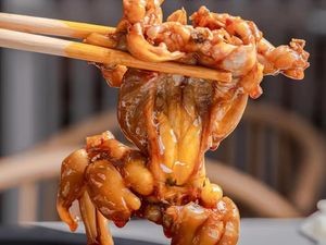 Yan Jiu Gui Frog and Fish Head Hot Pot (Jinning Wuyue Plaza Store)