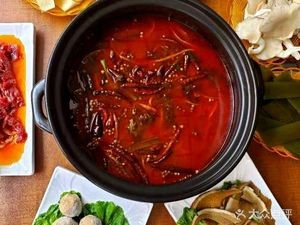 Halal Yunmu Shier Sour Pickle & Stinky Tofu Beef Hotpot (Taoyuan Store)