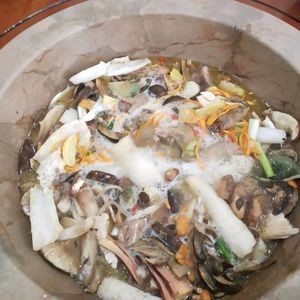 Li Ji Stone Pot Wild Mushroom Fish (Jian Gong New Town Store)