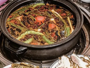 Authentic Fuyuan Crispy Sichuan Pickled Pork Trotters with Lijiang Bacon