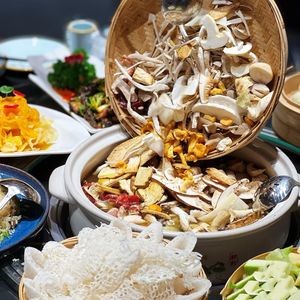 Junwei Xian Yunnan Wild Mushroom Hot Pot (Changshui Airport Store)