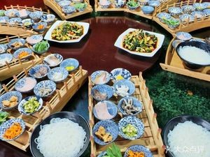 Yi Line Pulling Rice Noodles