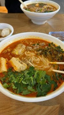 Dongdong Jiangxiang Chou Doufu Mi Xian (Zhongtie Yunshida Store)