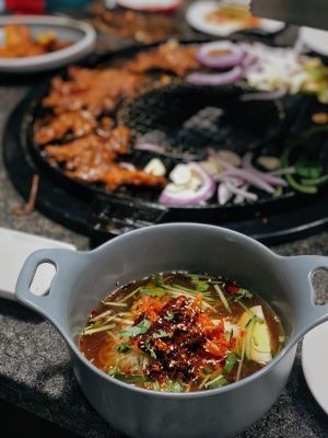 Huang Niu Village Charcoal BBQ Specialty Store (Jinguang Alley Branch)