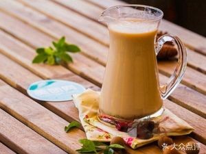Wood Guitar Milk Tea & Coffee