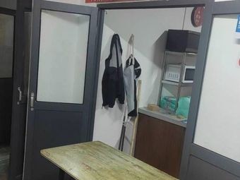 Shrimp Emperor · 6 lbs of Fresh Shrimp for ¥118 (Stall No. 61)