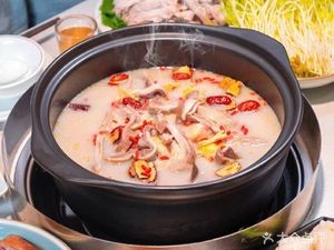Heji Pig's Trotter Chicken (Kaitai Road Branch)