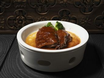 He Run Cantonese Teahouse