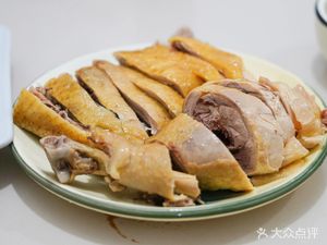 Zhang Ping's Restaurant (East of Xinchang Town River Management Station)