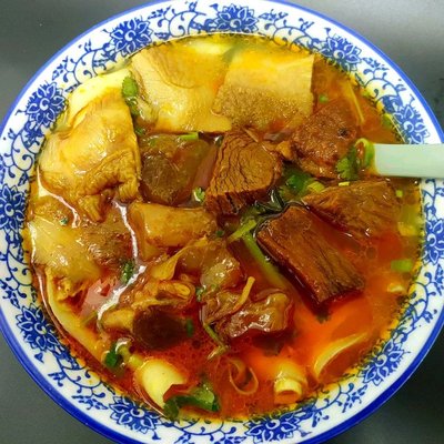 He Yi Xiang Braised Beef Noodles