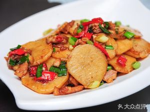 Yimeng Mountain Iron Pot Stir-Fried Chicken and Pork Ribs