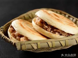 Yin's Meat Bao with Egg Pancake and Donkey Meat Soup