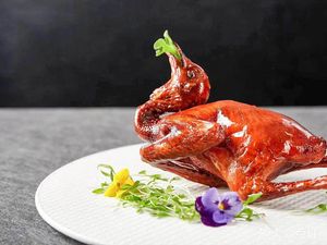 Braised Pigeon Claypot Rice (Lujing Junyuehaoting Store)