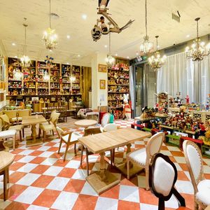 MEME MIM • Antique Toy Creative Western Restaurant