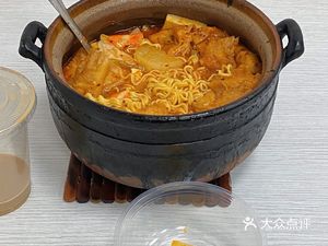 Authentic Sichuan-style Clay Pot Spicy Hot Pot