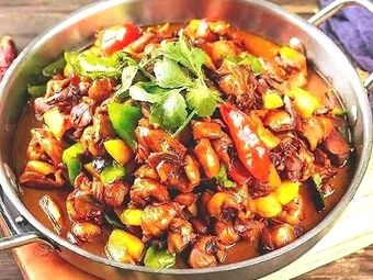 Qianjiang Crawfish and Linyi Mountain Special Stir-Fried Chicken