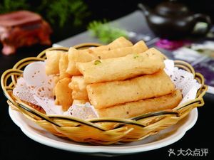 Cui's Pan-Fried Buns with Spicy Soup