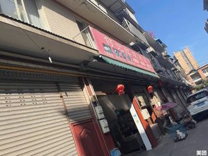 He's Red-Braised Rabbit Inn