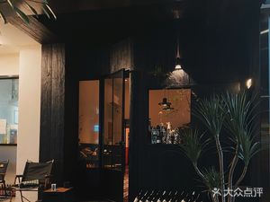 Micro Utopia Black House - Cafe & Wine Bar