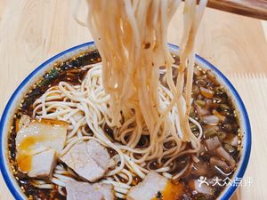 Sour Cabbage Braised Pork Noodles